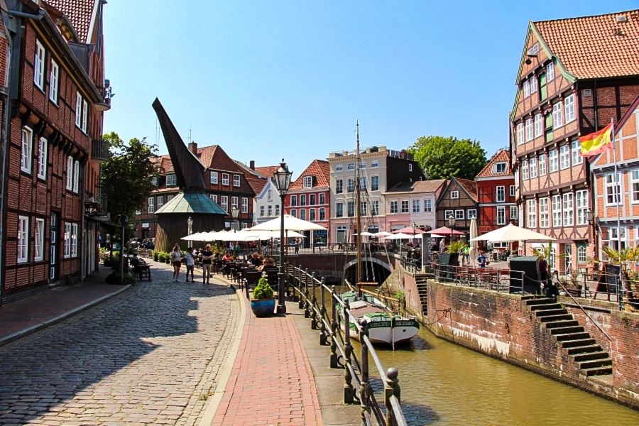 Der Alte Hansehafen ist umsäumt von schönen Fachwerkhäusern