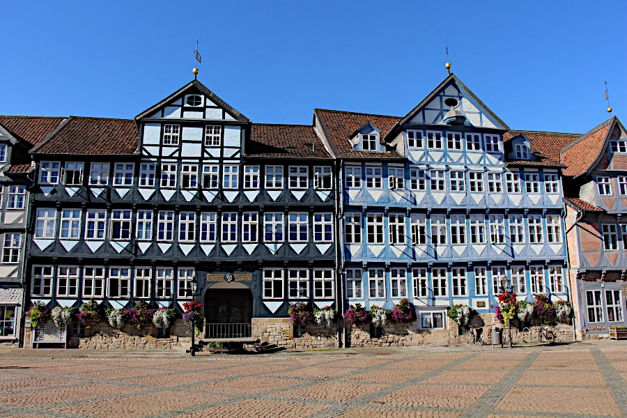 Zentraler Platz der Stadt ist der Marktplatz mit dem Rathaus der Stadt