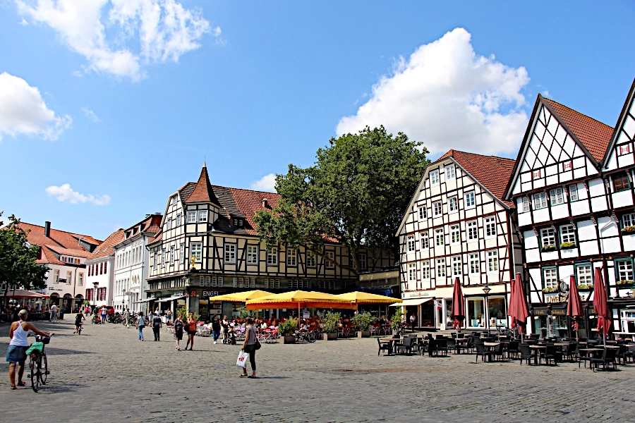 Der Marktplatz ist gesäumt von einigen der schönsten Fachwerkhäusern der Stadt