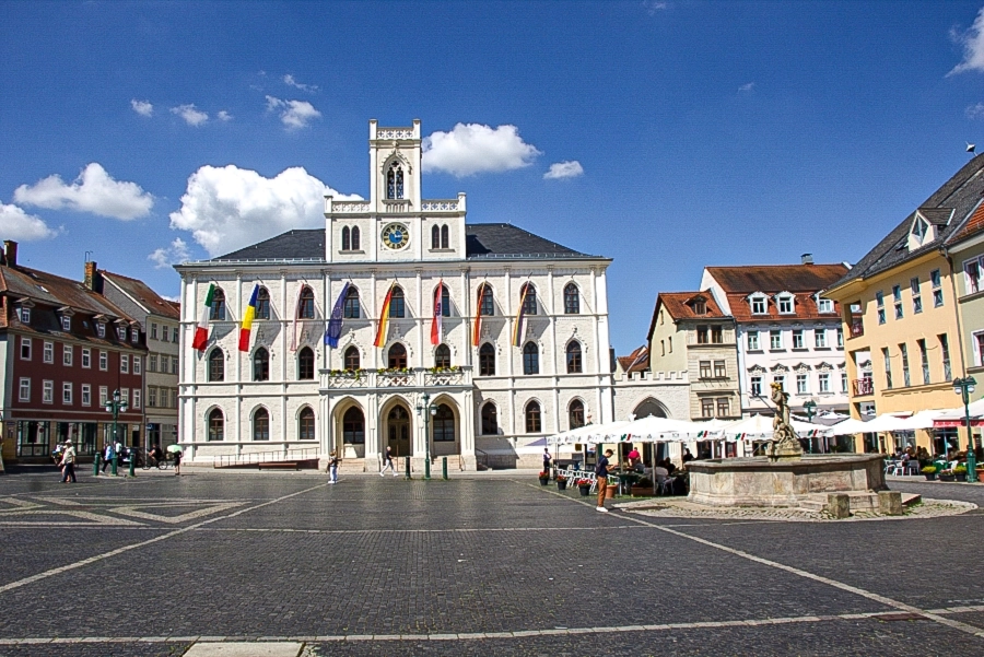Der Marktplatz mit Rathaus und Neptunbrunnen