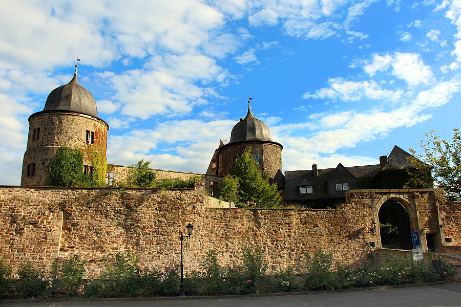 Die Sababurg ist die Ruine einer Höhenburg im Reinhardswald