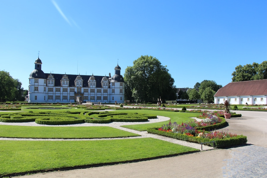 Das Schloss Neuhaus ist ein bedeutendes Bauwerk der Weserrenaissance