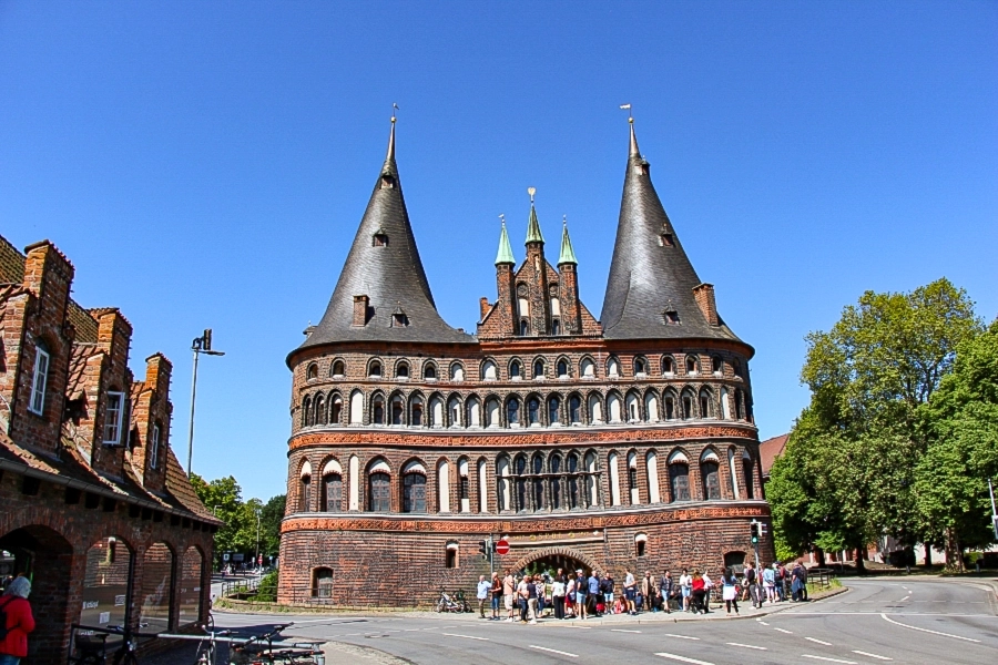 Das Holstentor ist das Wahrzeichen der Stadt