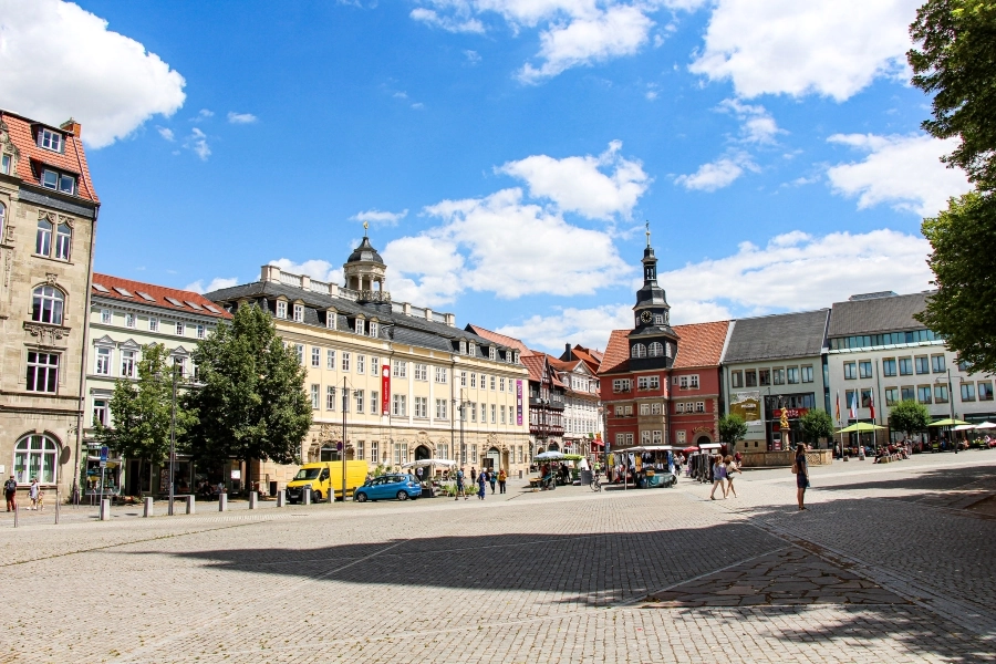 Marktplatz mit Stadtschloss und altem Rathaus