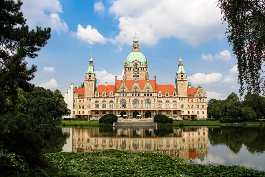 Das sicherlich schönste und bemerkenswerteste Gebäude der Stadt ist das Neue Rathaus