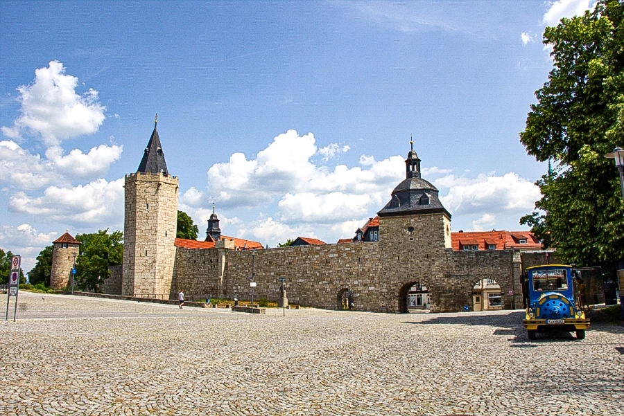 Stadtbefestigung mit Frauentor und Rabenturm