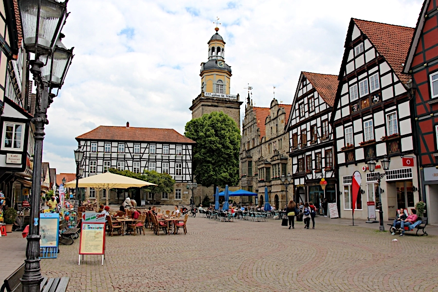 Der Marktplatz ist gesäumt von schönen Fachwerkhäusern