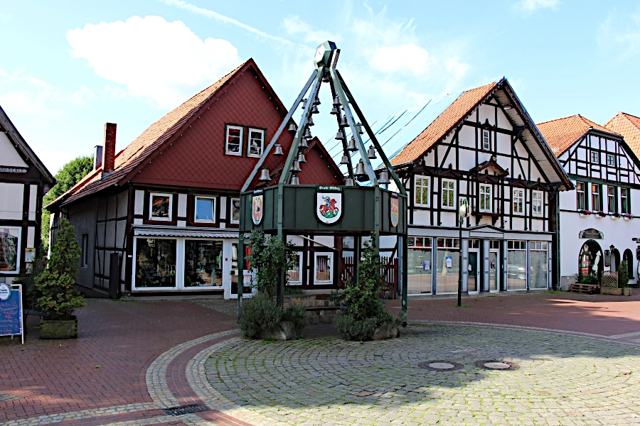 der-glockenturm-in-springe Der Glockenturm in der Fußgängerzone