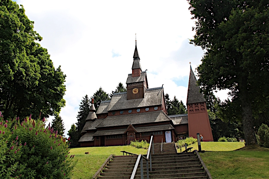 Die Stabkirche wurde 1907 bis 1908 in zehnmonatiger Bauzeit errichtet