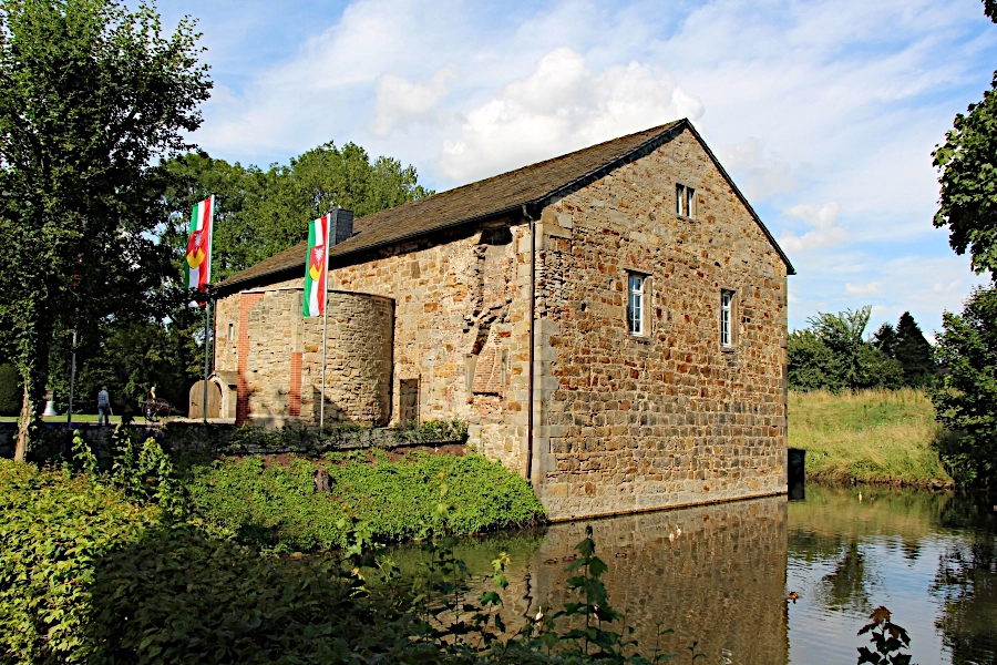 schloss-rodenberg-mit-freilichtmuseum Das Schloss Rodenberg war ursprünglich eine Wasserburg