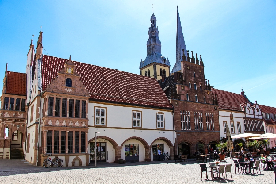 Blick auf den Marktplatz und das Rathaus