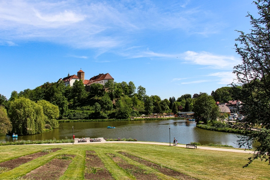 Blick über den Charlottensee auf das Schloss