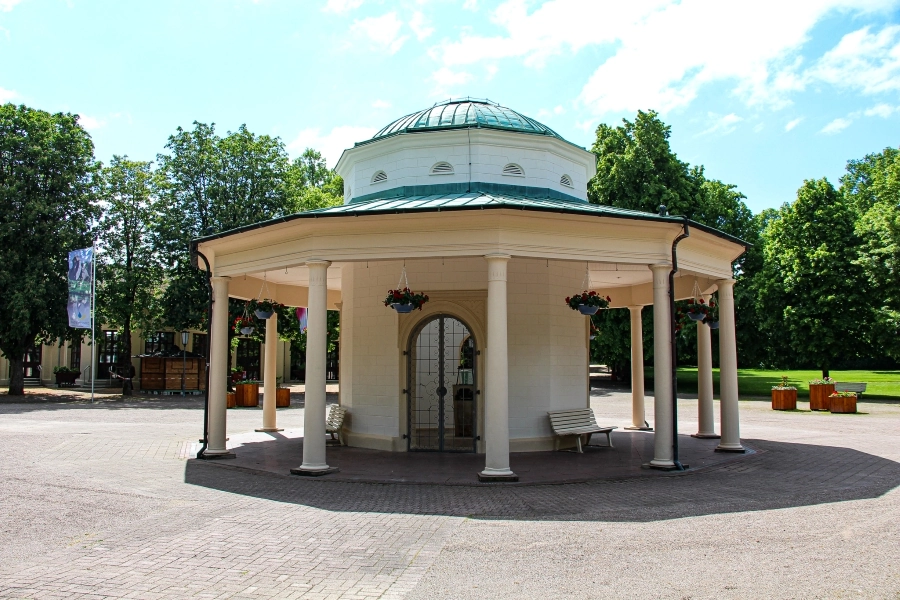 Der Brunnentempel im Kurpark von Bad Meinberg