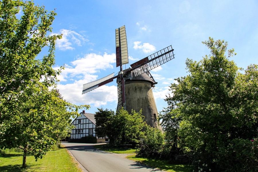 Die 14 Meter hohe Holländerwindmühle Brink in Bentorf stammt aus dem Jahre 1889