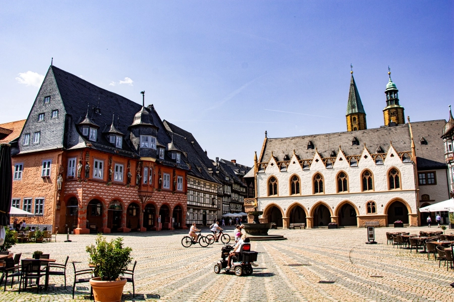 Marktplatz mit Rathaus und Gildehaus Kaiserworth