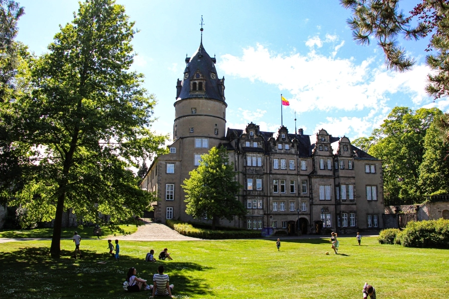 Das Detmolder Schloss ist eine Vierflügelanlage mit Treppentürmen in den vier Hofwinkeln