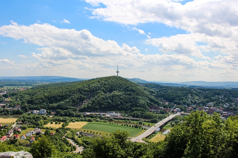 Blick vom Kaiser-Wilhelm-Denkmal auf Porta Westfalica und den Jakobsberg