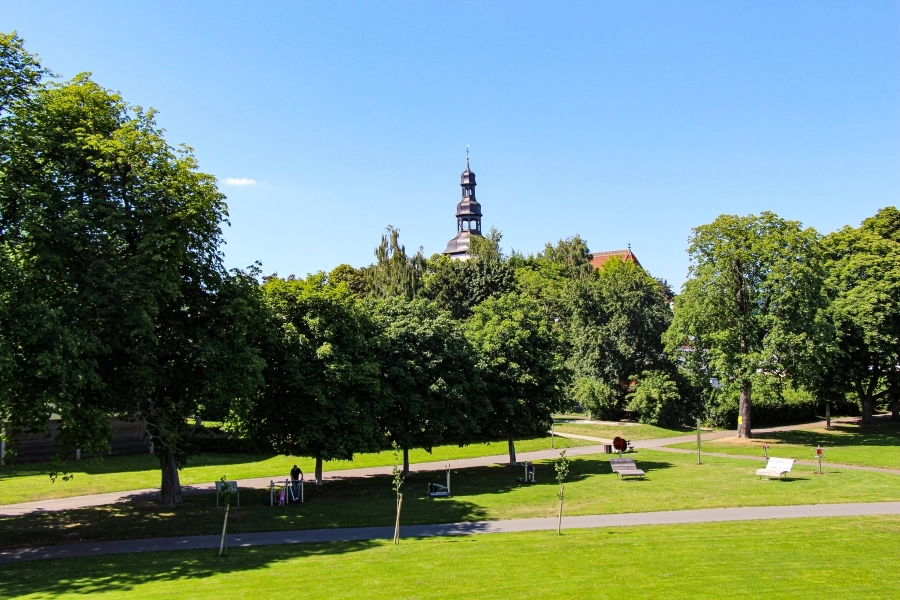 Blick von der Weser auf die Kirche St. Johannes Baptist