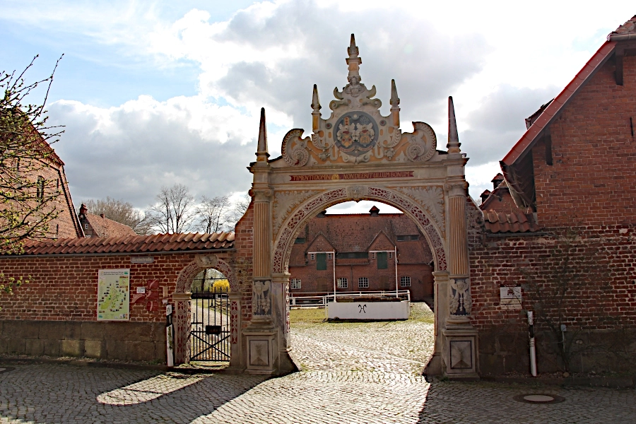 Wichtigste Sehenswürdigkeit ist der Renaissance-Torbogen