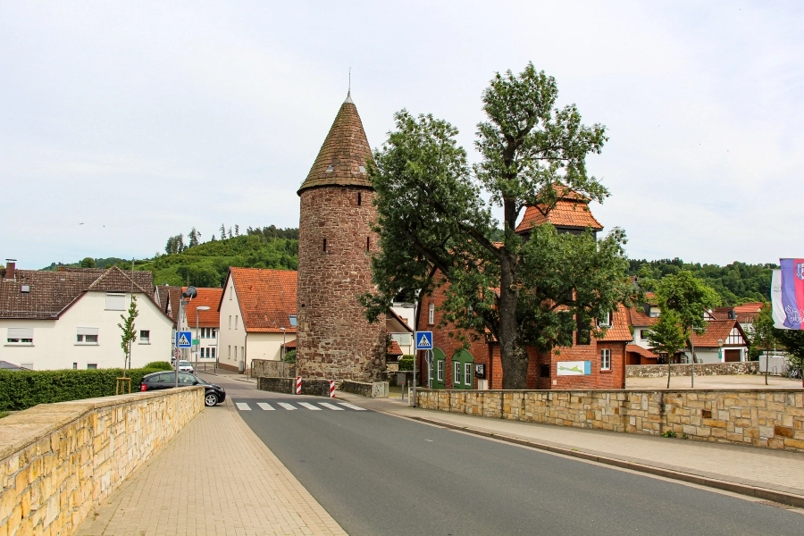 Der Brückentorturm wurde um 1200 als Teil der Stadtbefestigung erbaut