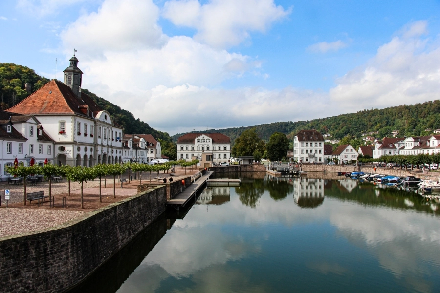 Der Barockhafen mit seinen weißen Häusern
