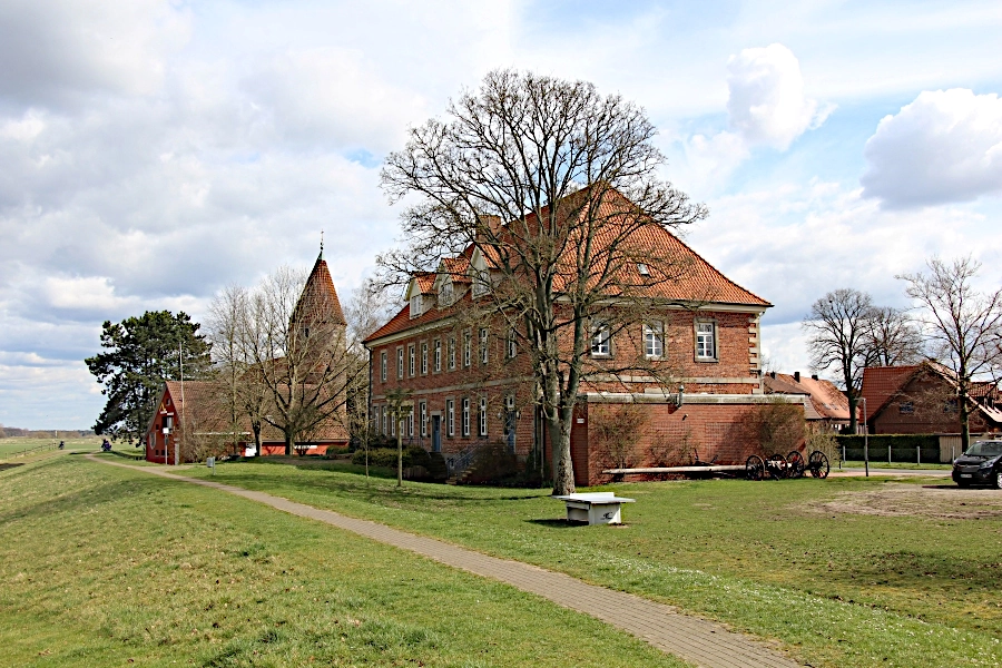 Das Mehrgenerationenhaus und die St. Annen Kirche in Dörverden-Westen