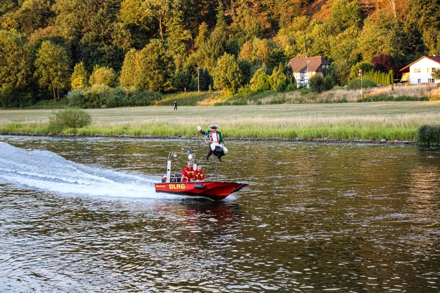 Baron Münchhausen reitet beim Lichterfest auf der Kanonenkugel