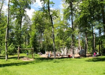 Der erste Spielplatz