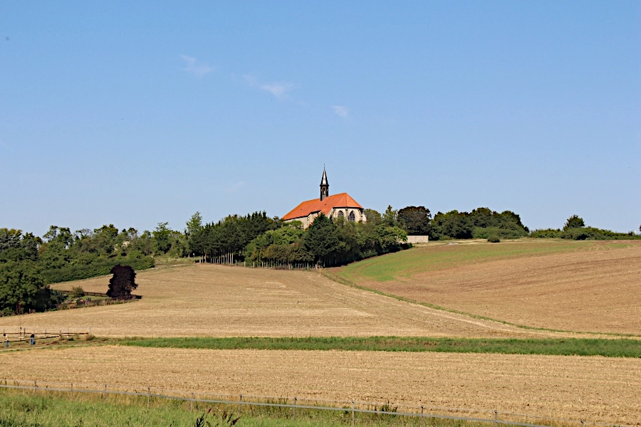 Auf einem kleinen Höhenrücken liegt die ehemalige Klosterkirche Wittenburg