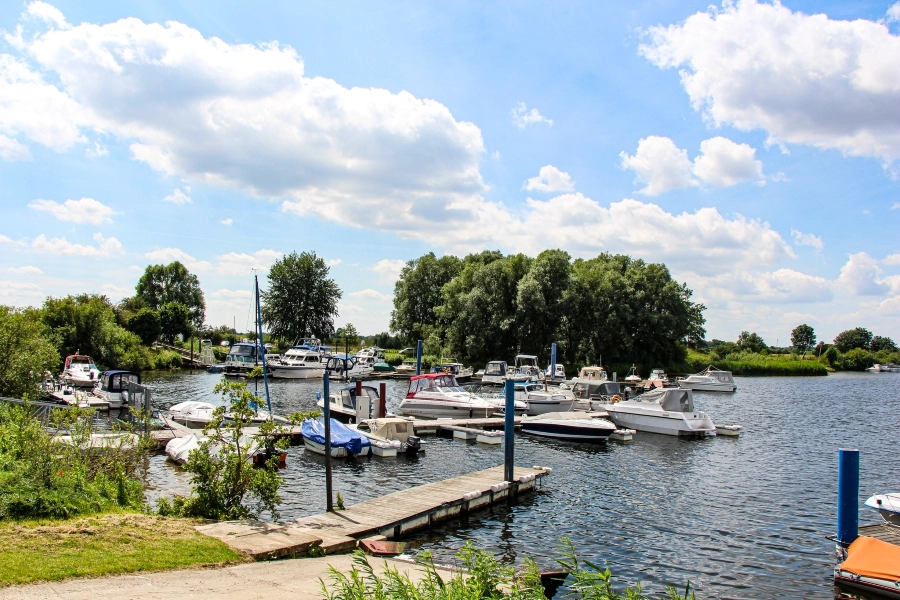 Die Marina Wieltsee ist ein etwa 20 Hektar großer Naturhafen
