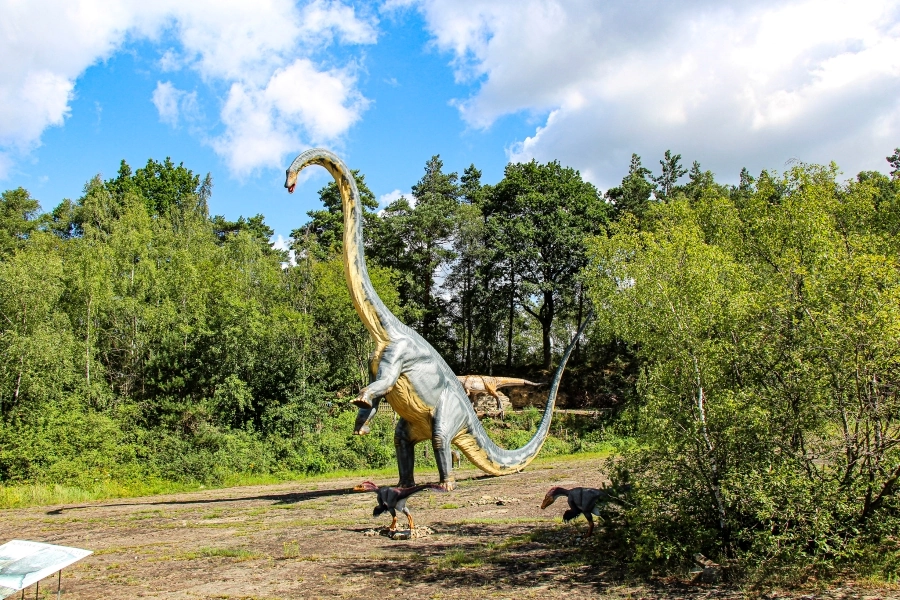 Über 400 lebensgroße Dino-Modelle können auf dem 2,8 km langen Rundweg entdeckt werden