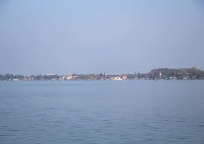 In der Ferne ist Steinhude zu sehen