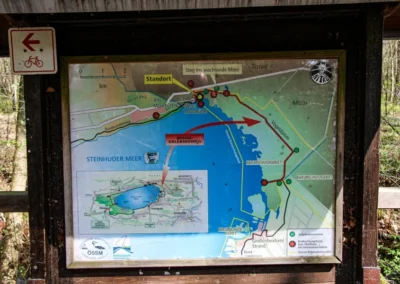 Informationstafel am Wegesrand