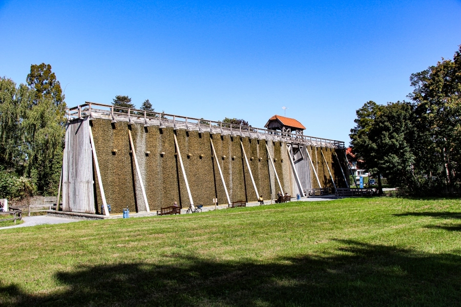 Das Gradierwerk wird mit dem Solewasser der nahen Quelle gespeist