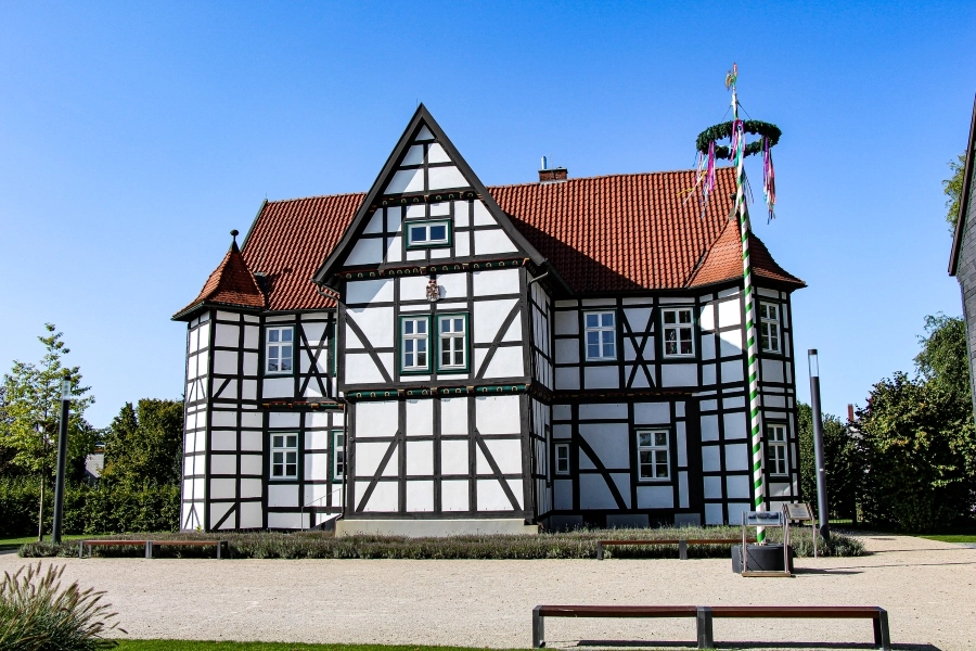 In der Ortsmitte steht das ehemalige Fürstbischöfliche Jagdschloss