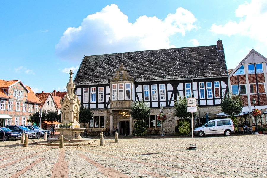 Marktplatz mit Ratskeller und Marktbrunnen