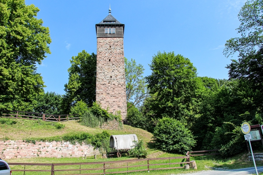 bergfried-der-burg-maienluft Bergfried der Burg Maienluft