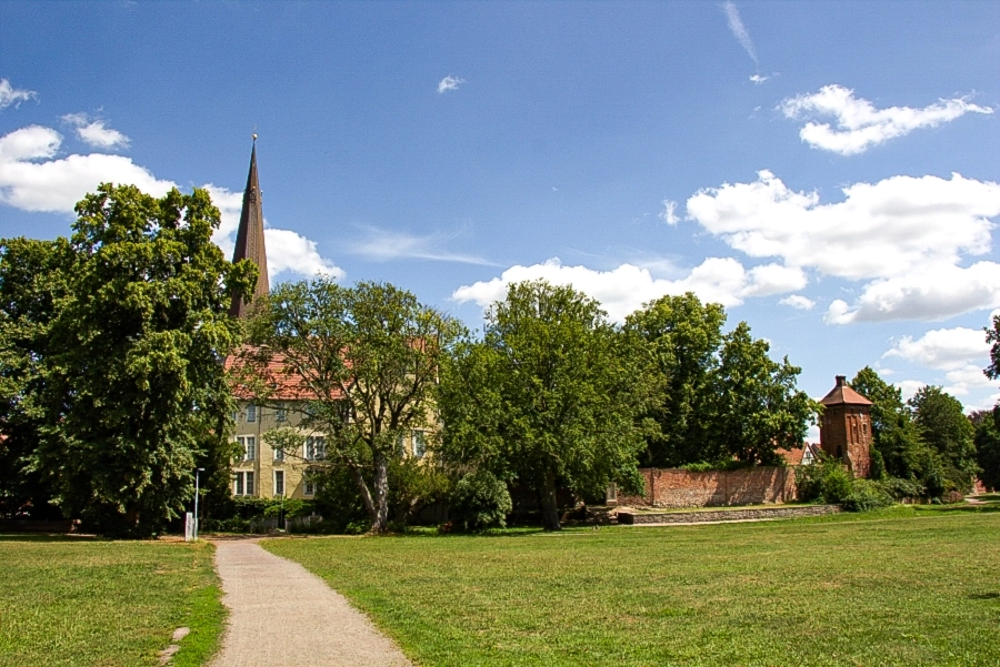 blick-auf-marienkirche-und-hungerturm-in-salzwedel Blick auf die Marienkirche und den Hungersturm in Salzwedel