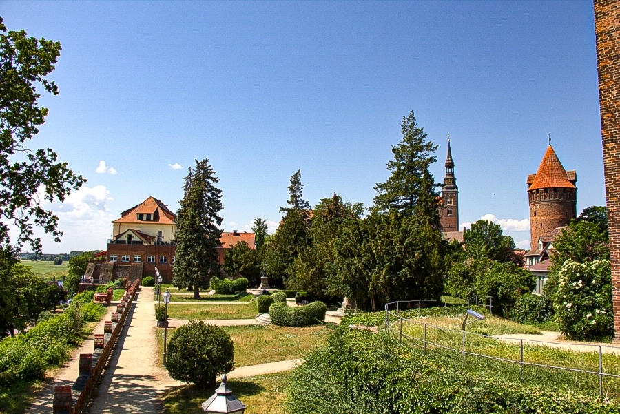 blick-ueber-die-burganlage Hoch über der Elbe liegt die Burg Tangermünde