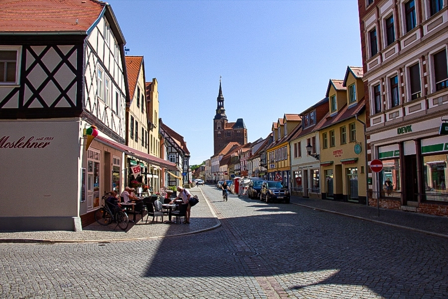 blick-ueber-die-lange-strasse-in-richtung-kirche Blick über die Lange Straße in Richtung Kirche