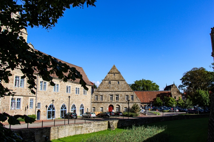 blick-vom-schloss-auf-marstall-und-zehntscheune Blick vom Schloss auf Marstall und Zehntscheune