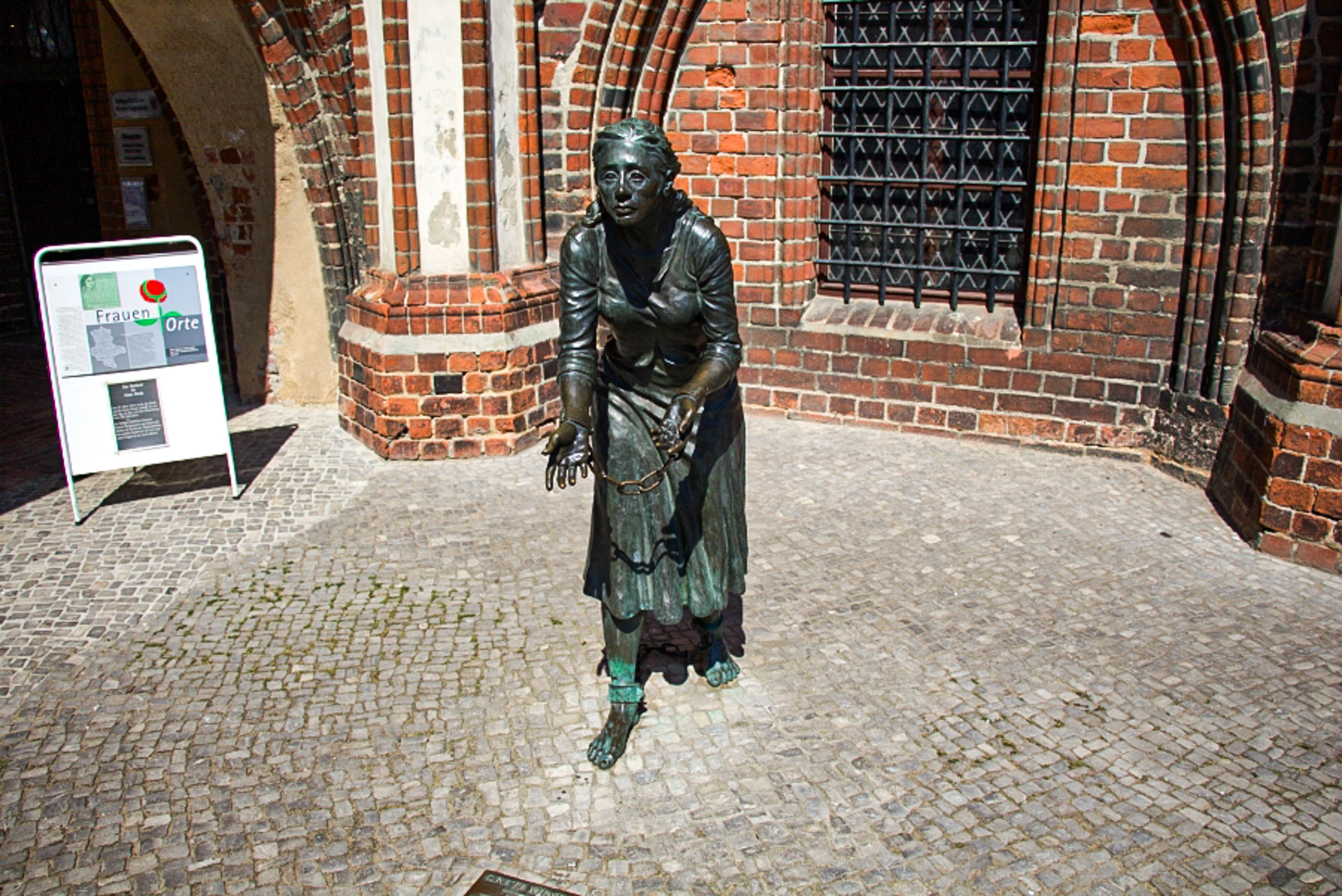 bronzeplastik-der-grete-minde Bronzeplastik der Grete Minde vor dem Rathaus