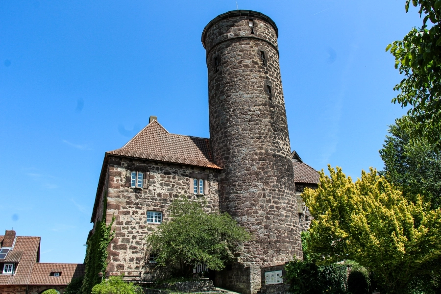 burg-ludwigstein Die Burg Ludwigstein ist eine Höhenburg auf der Spitze eines Bergkegels
