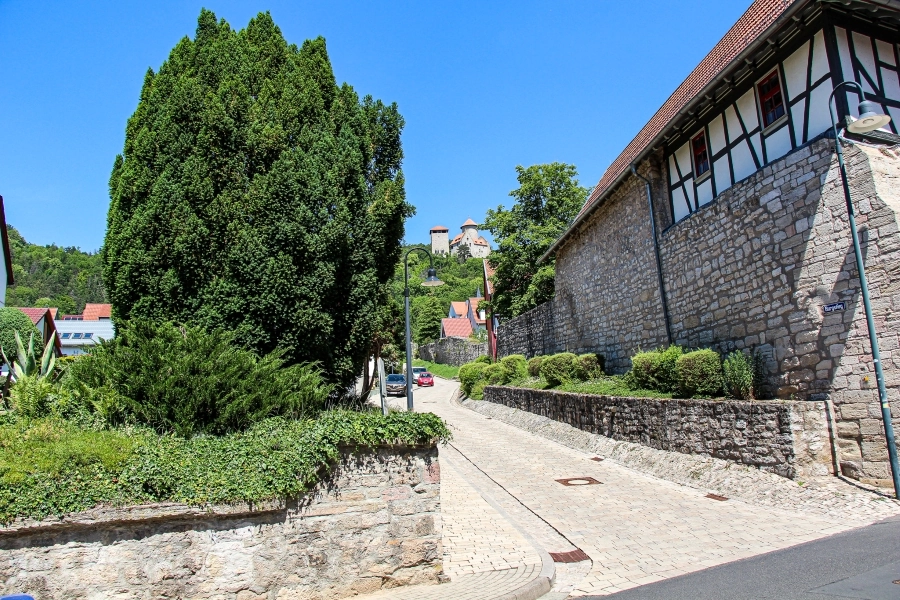 burg-normannstein-und-stadtmauer Entlang der Stadtmauer geht es hinauf zur Burg