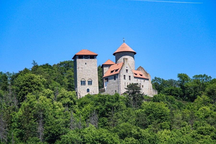 burg-normannstein Hoch über der Stadt thront die Burg Normannstein auf einem 290 Meter hohen Berg über dem Werratal