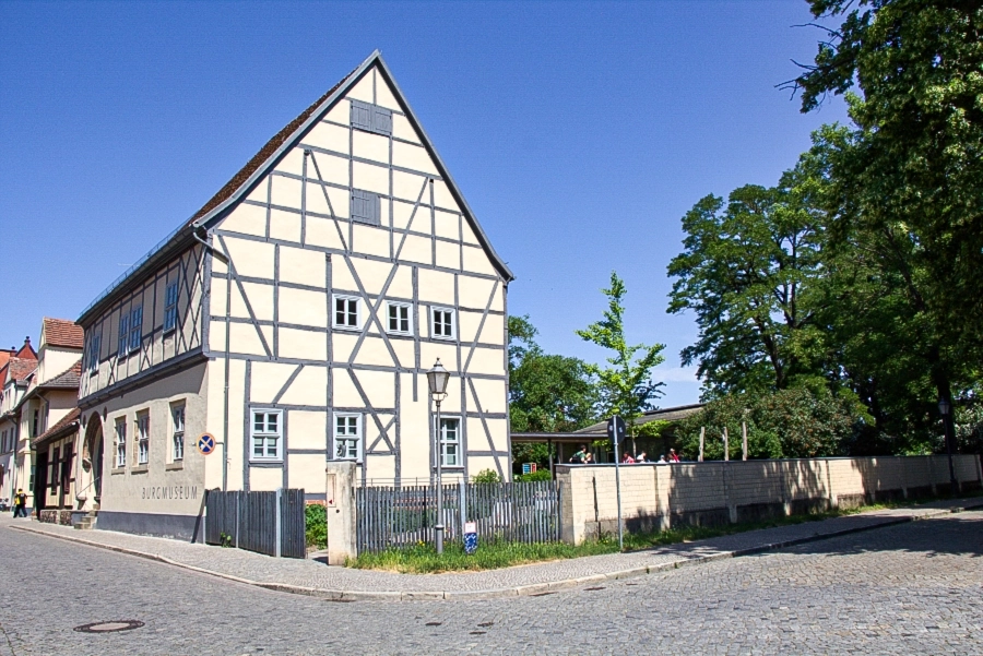 burgmuseum-schlossfreiheit Direkt vor dem Eingang zur Burg befindet sich das Burgmuseum Schlossfreiheit