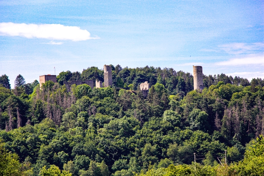 burgruine-brandenburg Schon von weitem ist die Burgruine Brandenburg zu sehen