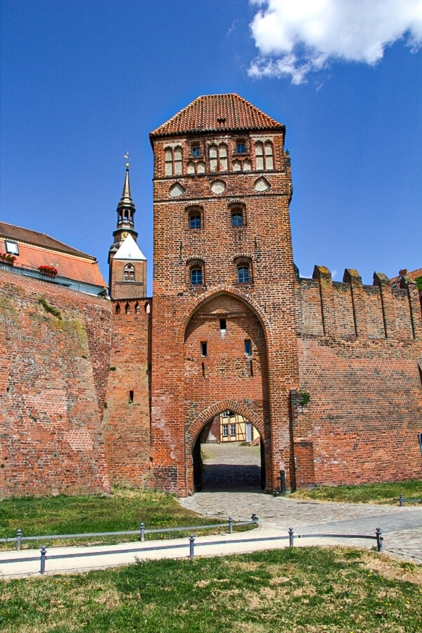 das-elbtor Imposant ist das Elbtor das im 15. Jahrhundert errichtet wurde