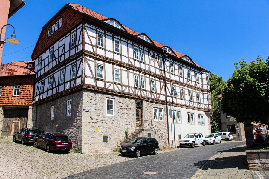 das-ohrfeigenhaus-in-treffurt Das Ohrfeigenhaus ist ein Doppelhaus mit massivem Erdgeschoss und zwei Fachwerkgeschossen