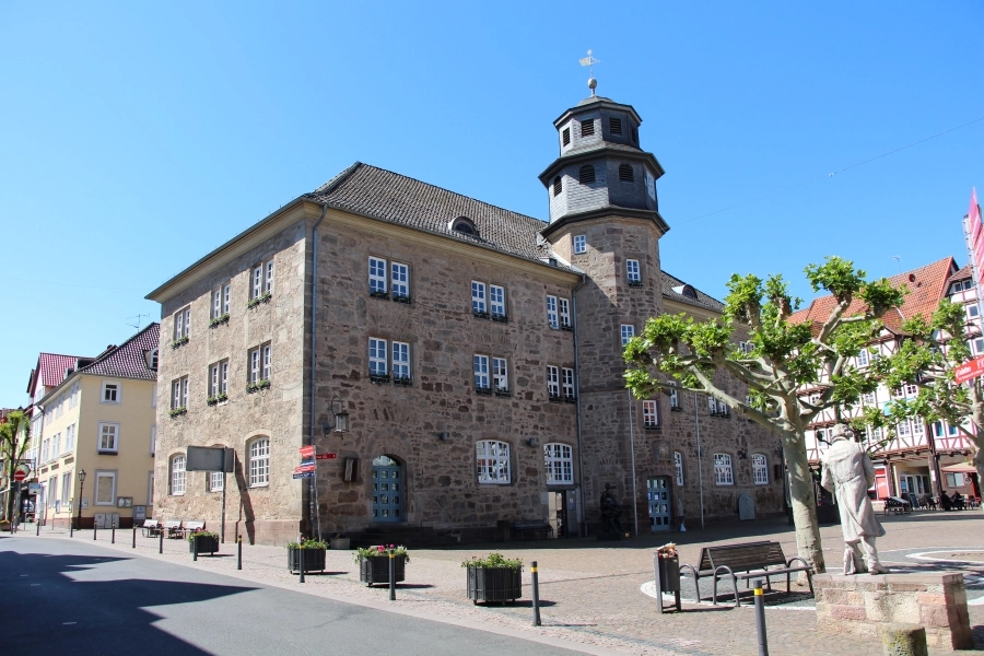 das-rathaus-am-markt Das Rathaus wurde nach Stadtbränden im Jahre 1819 wieder aufgebaut